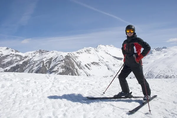 Mannen i berget-skidåkning form mot bergen — Stockfoto