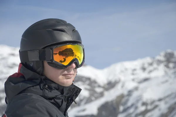 Człowiek w postaci narciarskiego z góry — Zdjęcie stockowe