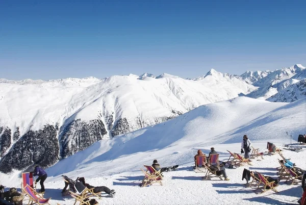 Esquiadores de montaña toman el sol en la cima de la montaña — Foto de Stock