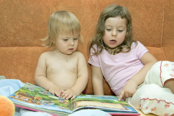 Reading for the baby — Stock Photo, Image