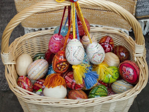 Cesta Acanalada Con Huevos Pascua Multicolores —  Fotos de Stock