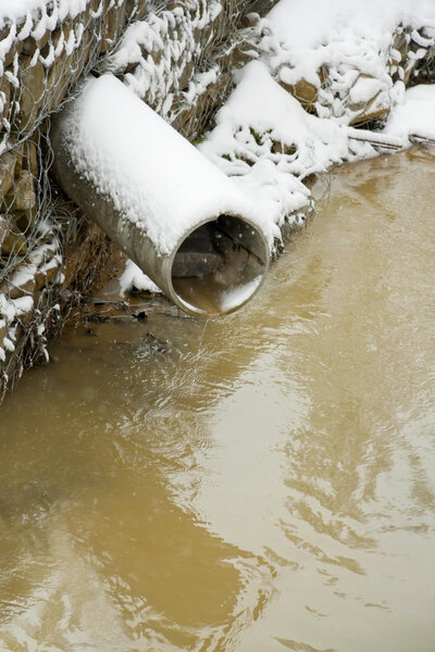 Труба, которая висит над водой
