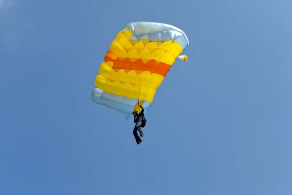 Springt Die Person Mit Dem Fallschirm Gegen Den Blauen Himmel — Stockfoto