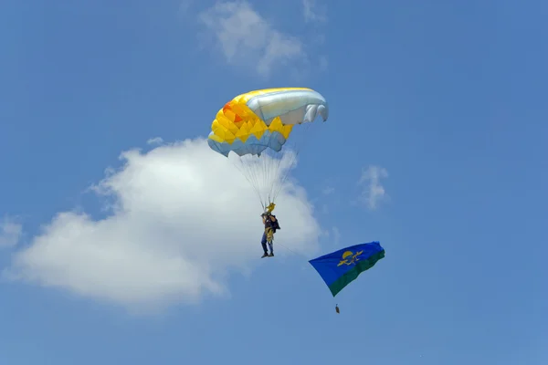 군대의 깃발을 남자는 낙하산에 — 스톡 사진