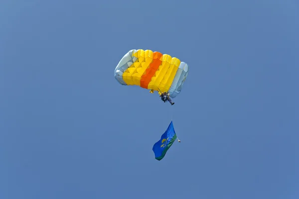 군대의 깃발을 남자는 낙하산에 — 스톡 사진