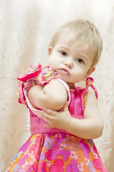 Стать Озадаченным Ребенком Красивом Платье Стоит Путает — стоковое фото
