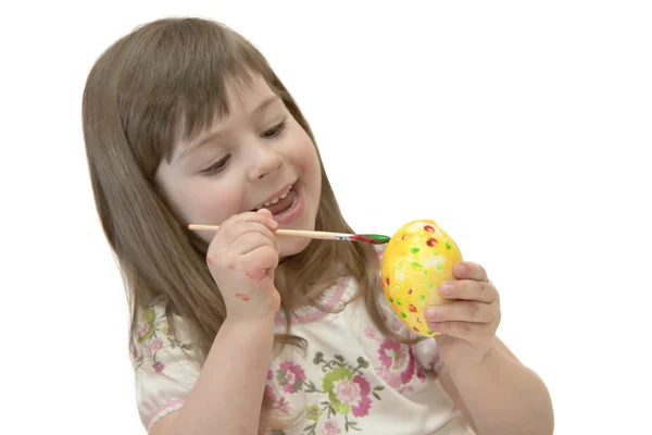 Ребенок рисует яйцо — стоковое фото