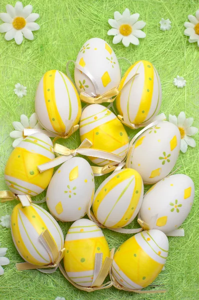 Ovos de Páscoa no verde — Fotografia de Stock
