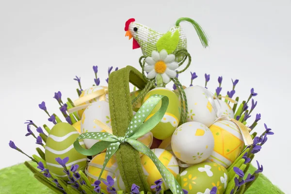 Корзина с цветными яйцами и петухом — стоковое фото