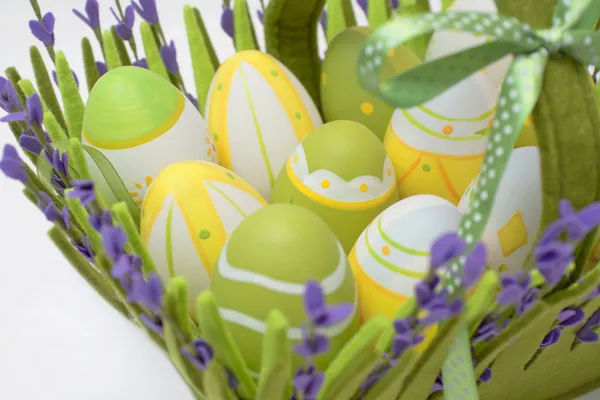 Cesta com ovos coloridos — Fotografia de Stock