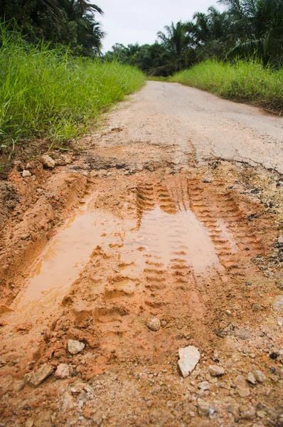 泥泞的道路与坑 坏情况 — 图库照片