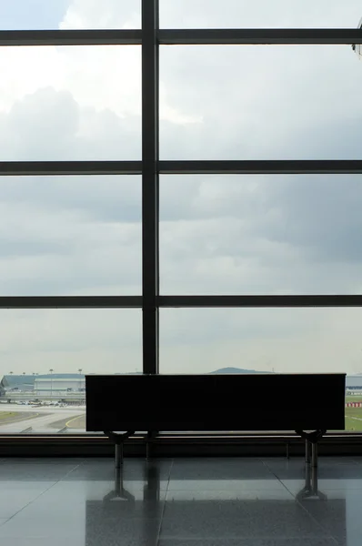 空港の展望デッキの空のベンチ — ストック写真