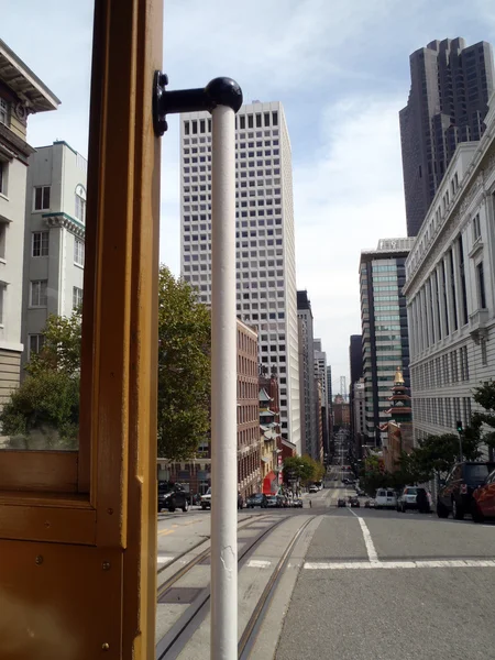 Поездка на фуникулере в Сан-Франциско в Чайнатаун по направлению к b — стоковое фото