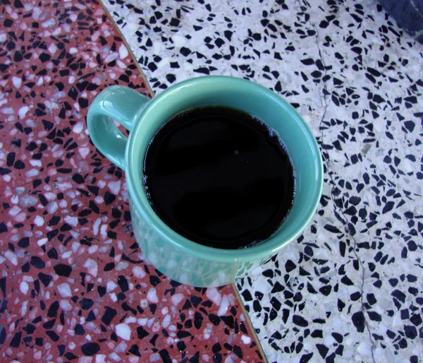 Bovenaanzicht van kopje koffie in een mok groen — Stockfoto