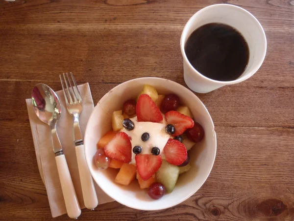 Frutas e iogurte com uma tigela com café em uma xícara de papel — Fotografia de Stock
