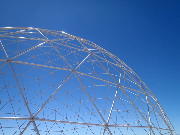 Ver a través de la cúpula geodésica con cielo azul —  Fotos de Stock