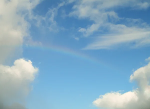 Hawaiianischer Regenbogen zwischen Wolken — Stockfoto