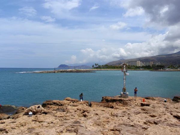 Los lugareños pescan la entrada al puerto de Ko Olina en Oahu —  Fotos de Stock