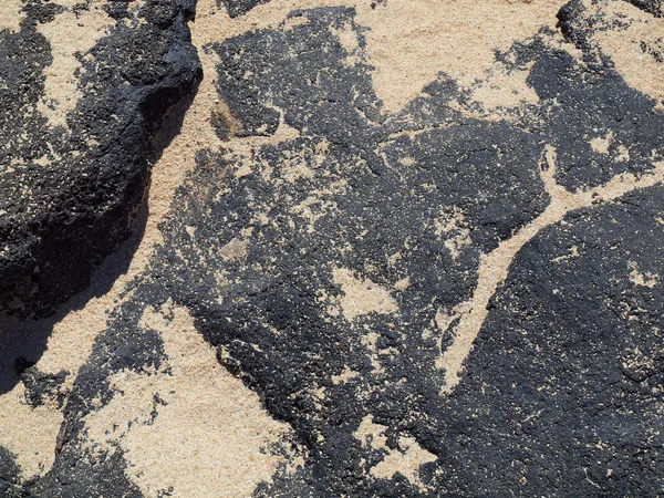 有很多的沙子上顶部在瓦胡岛上的熔岩石 — 图库照片
