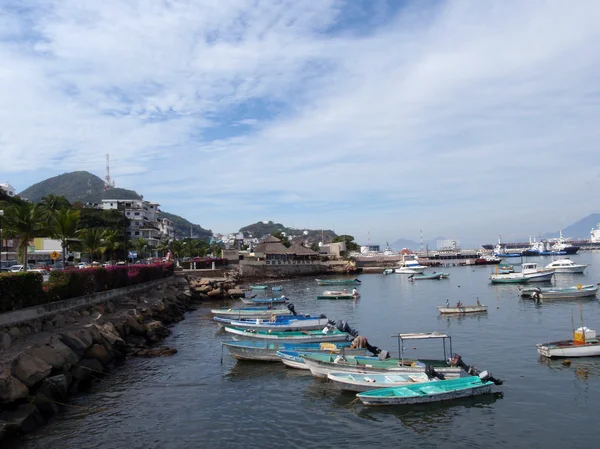 Små båtar vila i hamnen i Manzanillo — Stockfoto