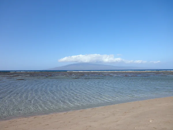 Ondulação na água em uma praia calma em Maui — Fotografia de Stock