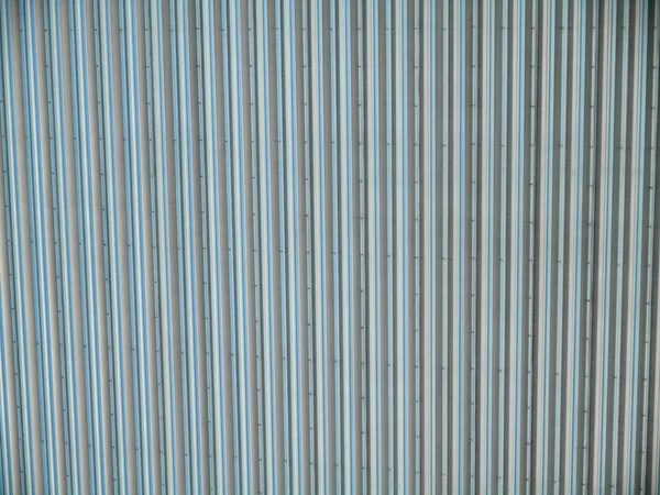 Crome Metall Linienmuster auf der Seite des Gebäudes — Stockfoto