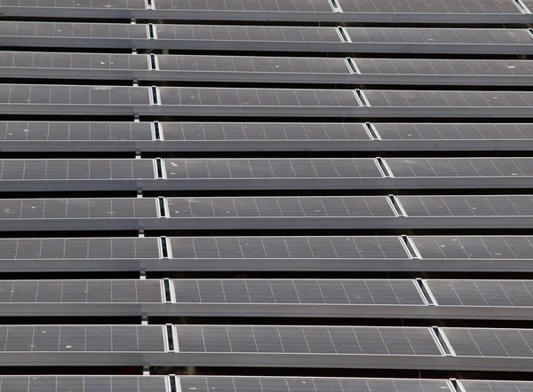 Mesafe içine uzanan düz çatı üst güneş paneli — Stok fotoğraf