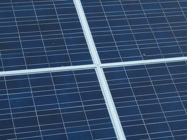 Widok z góry panel słoneczny zamontowany jako daszek na budynku — Zdjęcie stockowe