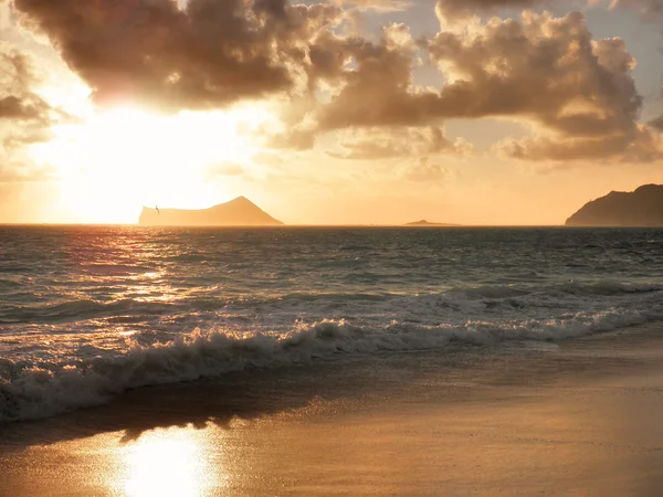 Wschód słońca na plaży waimanalo — Zdjęcie stockowe