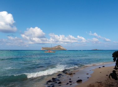 Hawaii tarzı catameran yelken Waiman görmüş Tavşan Adası tarafından