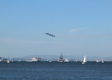 San Francisco Bay teknelerin Filosu tarafından dört mavi melekler sinek