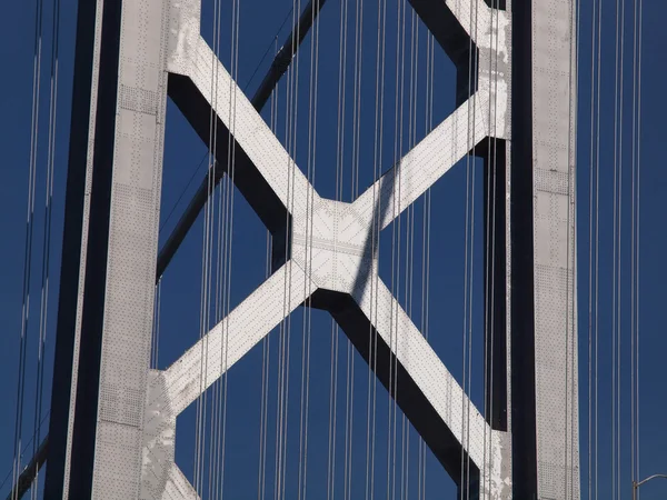 Zblízka san francisco bay bridge věže nad silnici a kabely — Stock fotografie