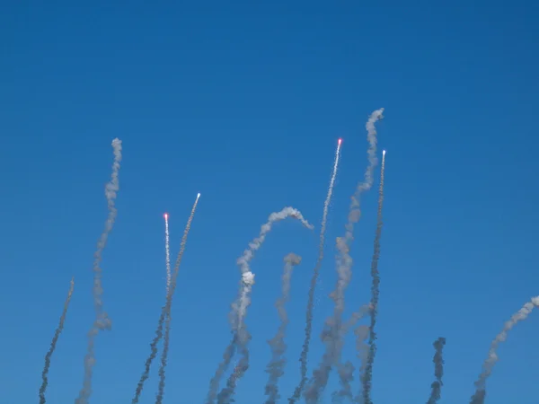 Фейерверки в воздух — стоковое фото