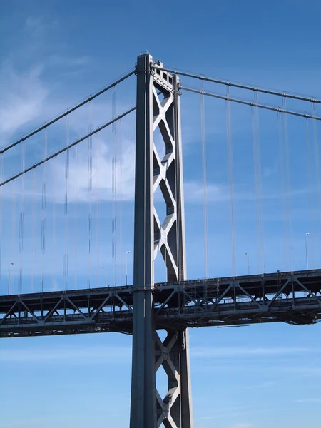 二重デッキの道とケーブルでサンフランシスコ湾橋主塔 — ストック写真