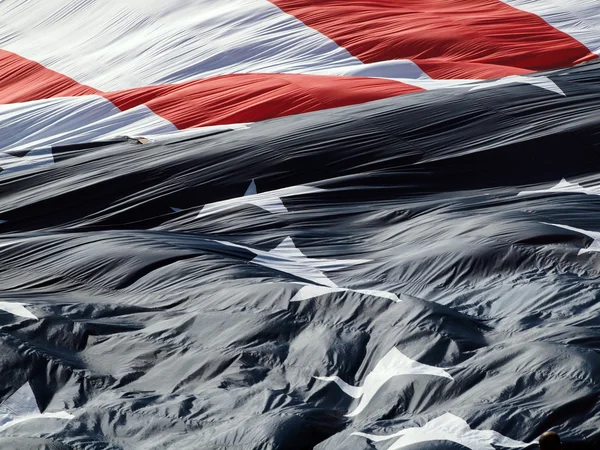 Obří usa vlajka se rozpadá funí do vzduchu — Stock fotografie