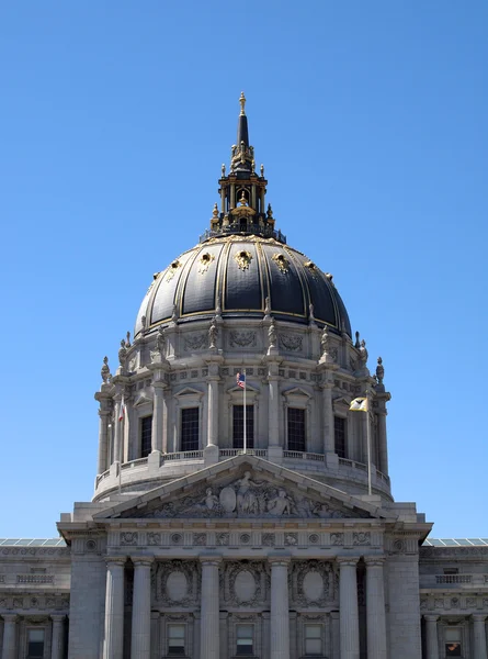 Ayuntamiento de San Francisco con banderas ondeando y cúpula reflejando th —  Fotos de Stock