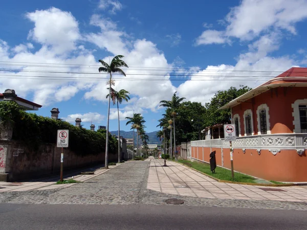 Boulevar vacío Calle 17 alineado con palmera en un buen día — Foto de Stock
