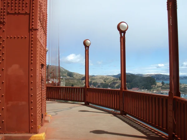 Chodnik po stronie Golden Gate Bridge Marin o wieży na n — Zdjęcie stockowe