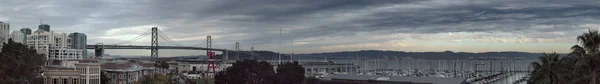 Panoramik South beach San Francisco ve Körfez Köprüsü alacakaranlıkta — Stok fotoğraf