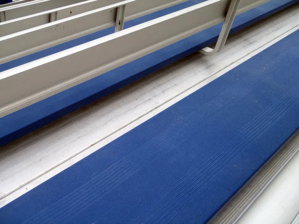 青い金属外野席の座席 — ストック写真