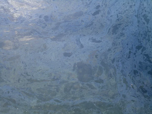 Glad Van Olievervuiling Het Oppervlak Van Het Water Nemen Een — Stockfoto