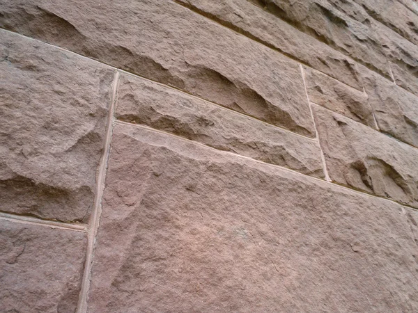 一侧的花岗岩石材墙在角度查看 — 图库照片