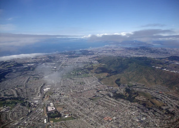 Sur de la ciudad de San Francisco y SF en la vista aérea de distancia — Foto de Stock