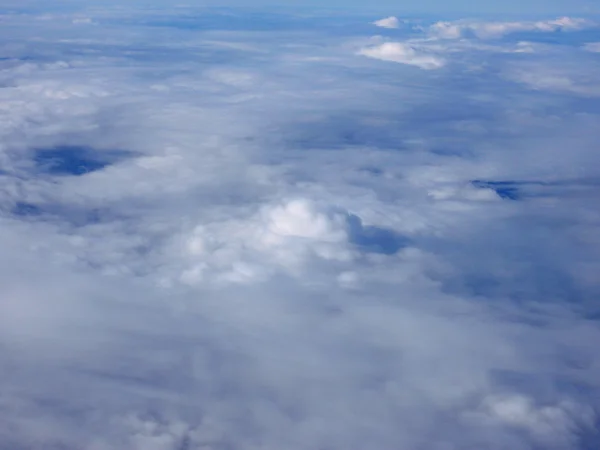 На вершині пухнастих пишних закручених хмар — стокове фото