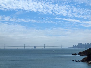 San Francisco Körfezi Köprüsü ve mesafe şehirde hayat, dolu. Su tekne yelken ve yukarıda Kuşlar uçmak. Bay ile ortada Angel Island gördün mü bir