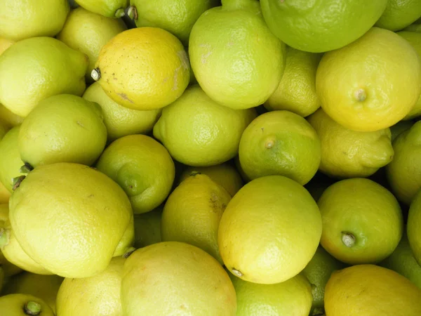 Σχεδόν ώριμες λεμόνια προς πώληση στην αγορά — Φωτογραφία Αρχείου
