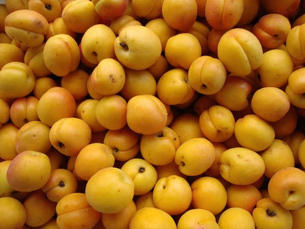 サンフランシスコでの農民市場でディスプレイ上の Aprium フルーツ — ストック写真