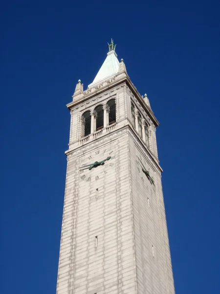 在加利福尼亚大学伯克利分校钟楼 — 图库照片