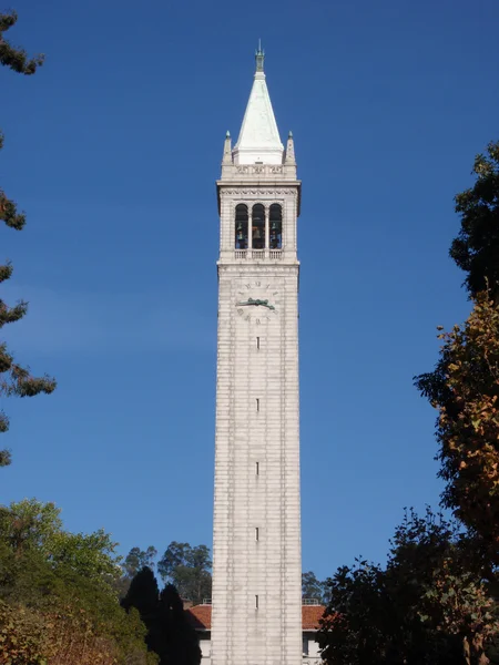 在加利福尼亚大学伯克利分校钟楼 — 图库照片