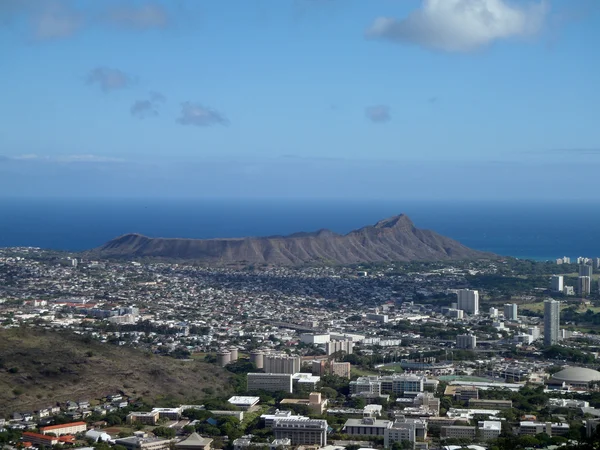 Diamondhead dan kota Honolulu dari Oahu pada hari yang bagus — Stok Foto